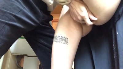 Squirt dans les toilettes de l'école, un véritable orgasme mousseux - mon professeur a fait de son mieux