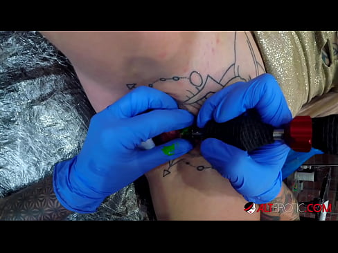 ❤️ Sully Savage, une chaudasse extrêmement tatouée, s'est fait tatouer le clitoris. ❤️ Porno dur at fr.eggporncomics.ru ❌️